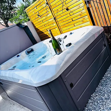 Du Sud Avec Jacuzzi Apartamento Sommières